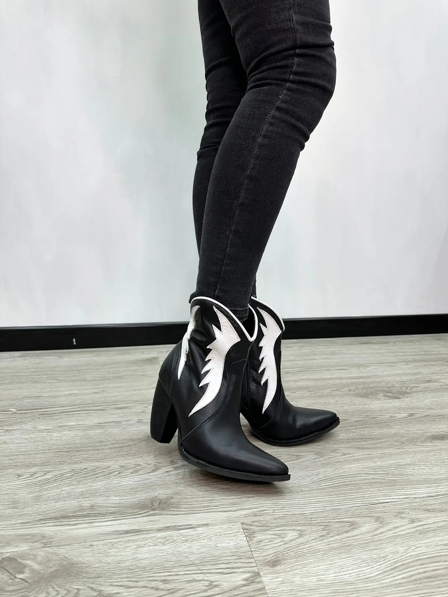 Paula Cuero Negro Alas Blancas 2