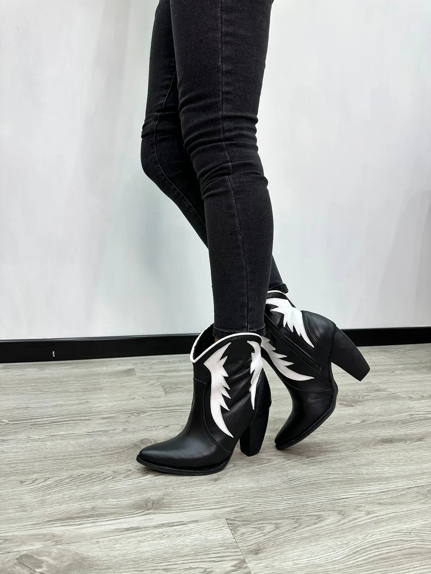 Paula Cuero Negro Alas Blancas 3