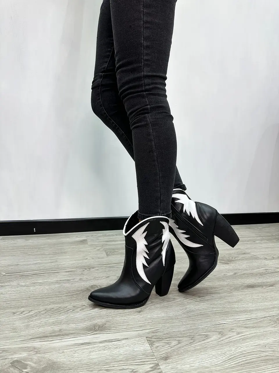 Paula Cuero Negro Alas Blancas 3