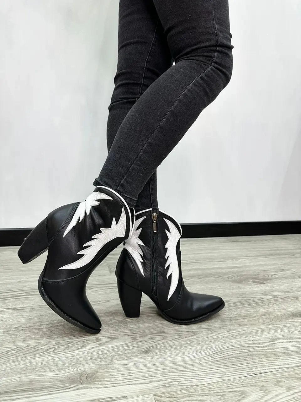 Paula Cuero Negro Alas Blancas 4