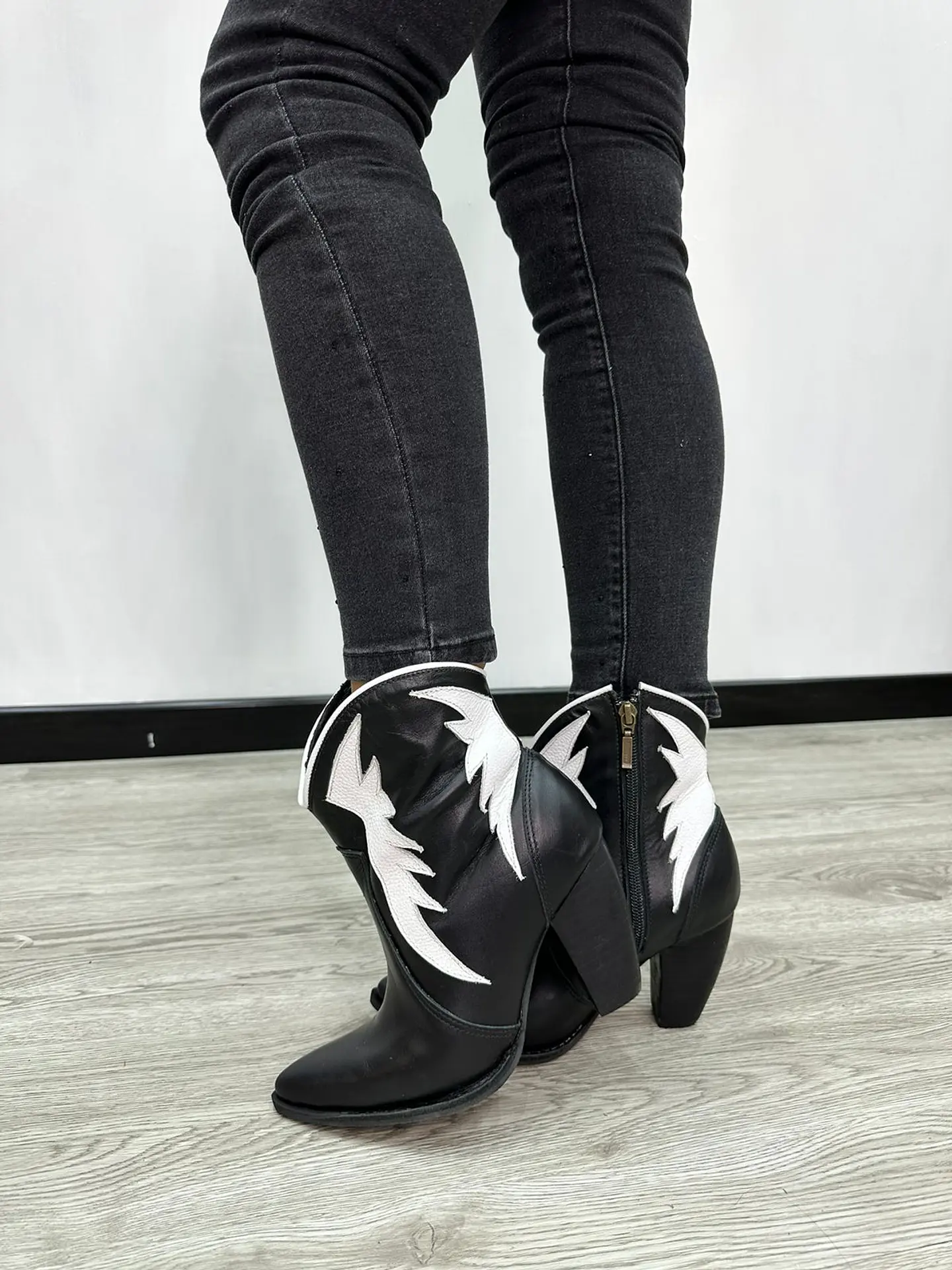 Paula Cuero Negro Alas Blancas 5