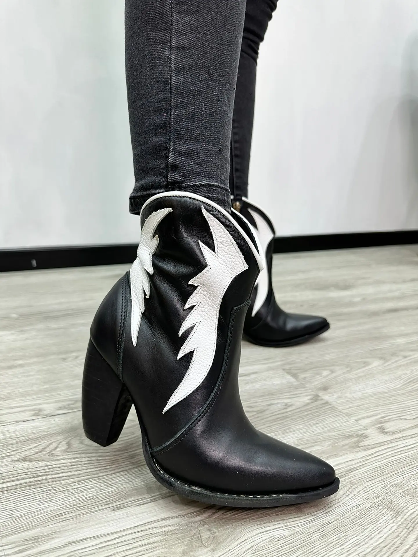 Paula Cuero Negro Alas Blancas 6