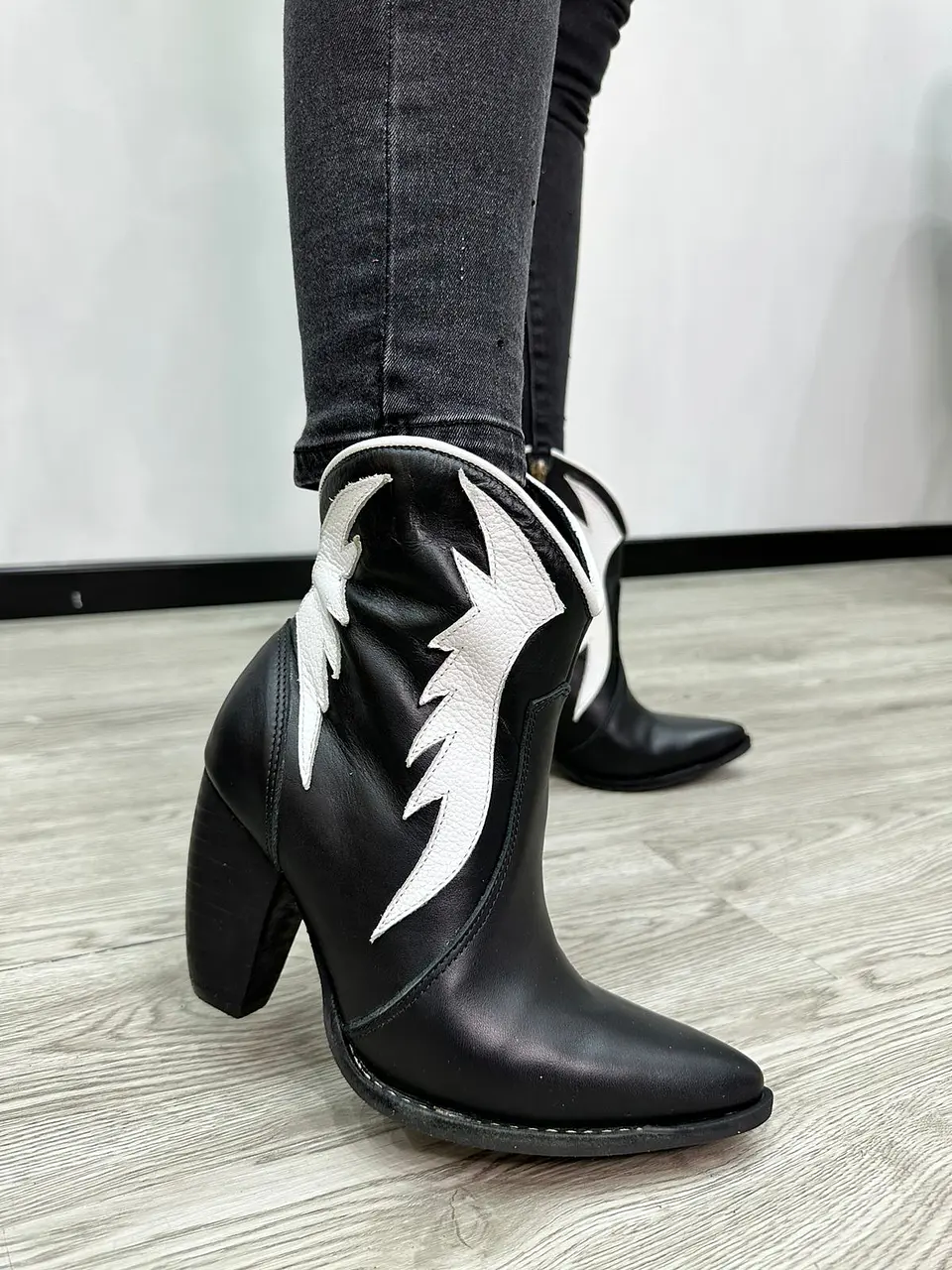 Paula Cuero Negro Alas Blancas 6