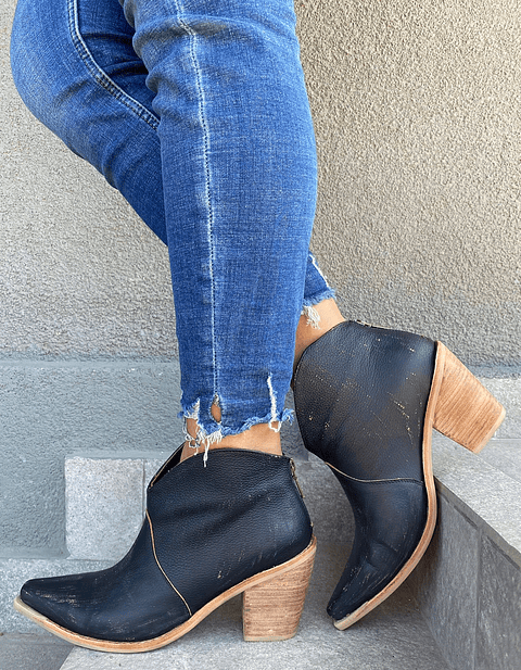 Renata Cuero Negro Raspado