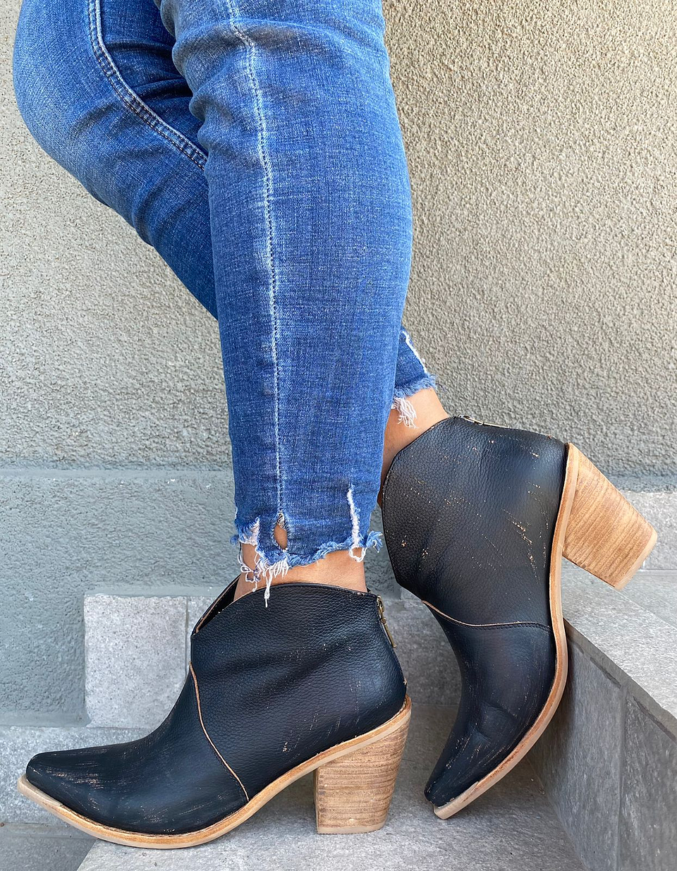 Renata Cuero Negro Raspado 1