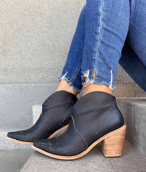 Renata Cuero Negro Raspado