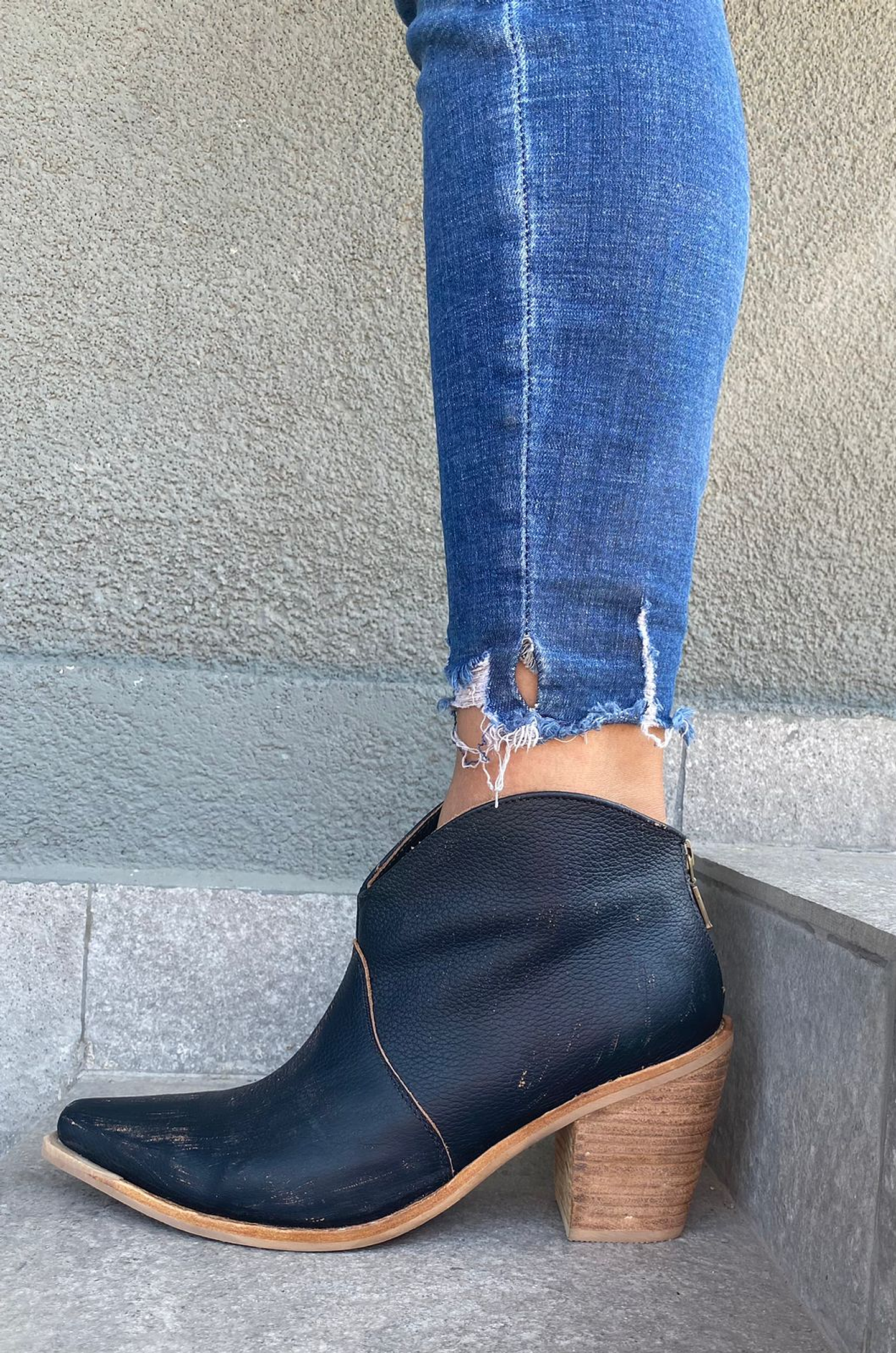 Renata Cuero Negro Raspado 3