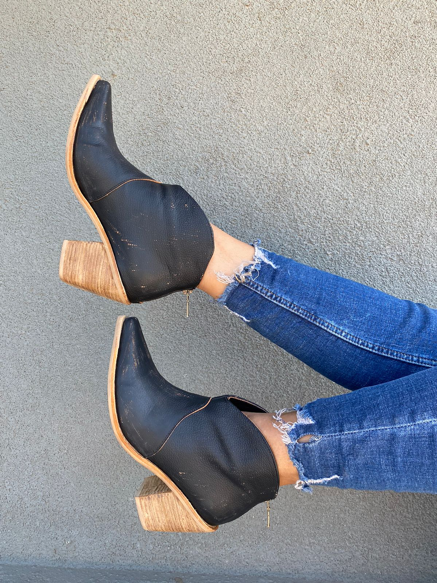 Renata Cuero Negro Raspado 4