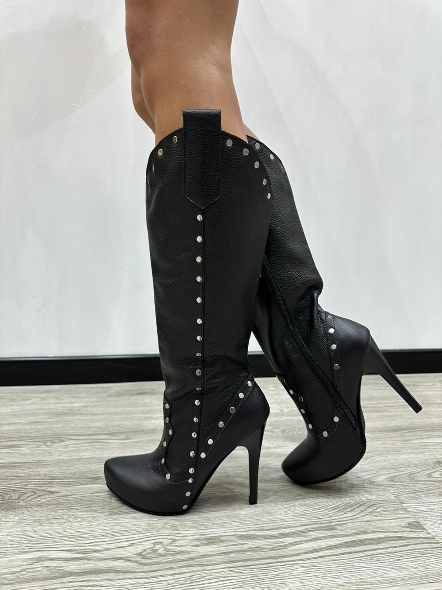 Austria Cuero Negro Con Tachas 5