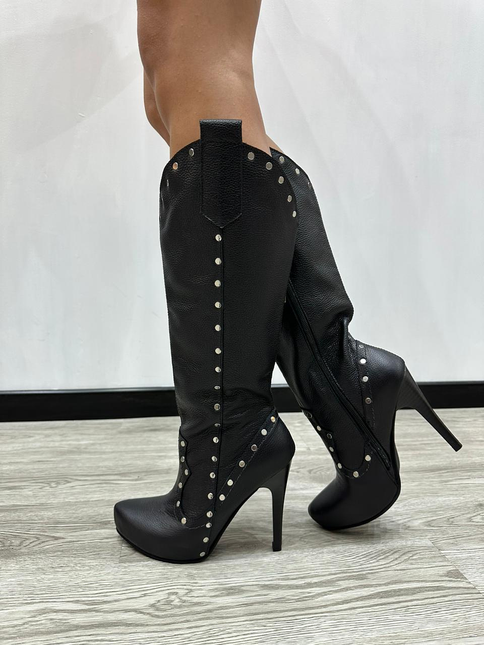 Austria Cuero Negro Con Tachas 5