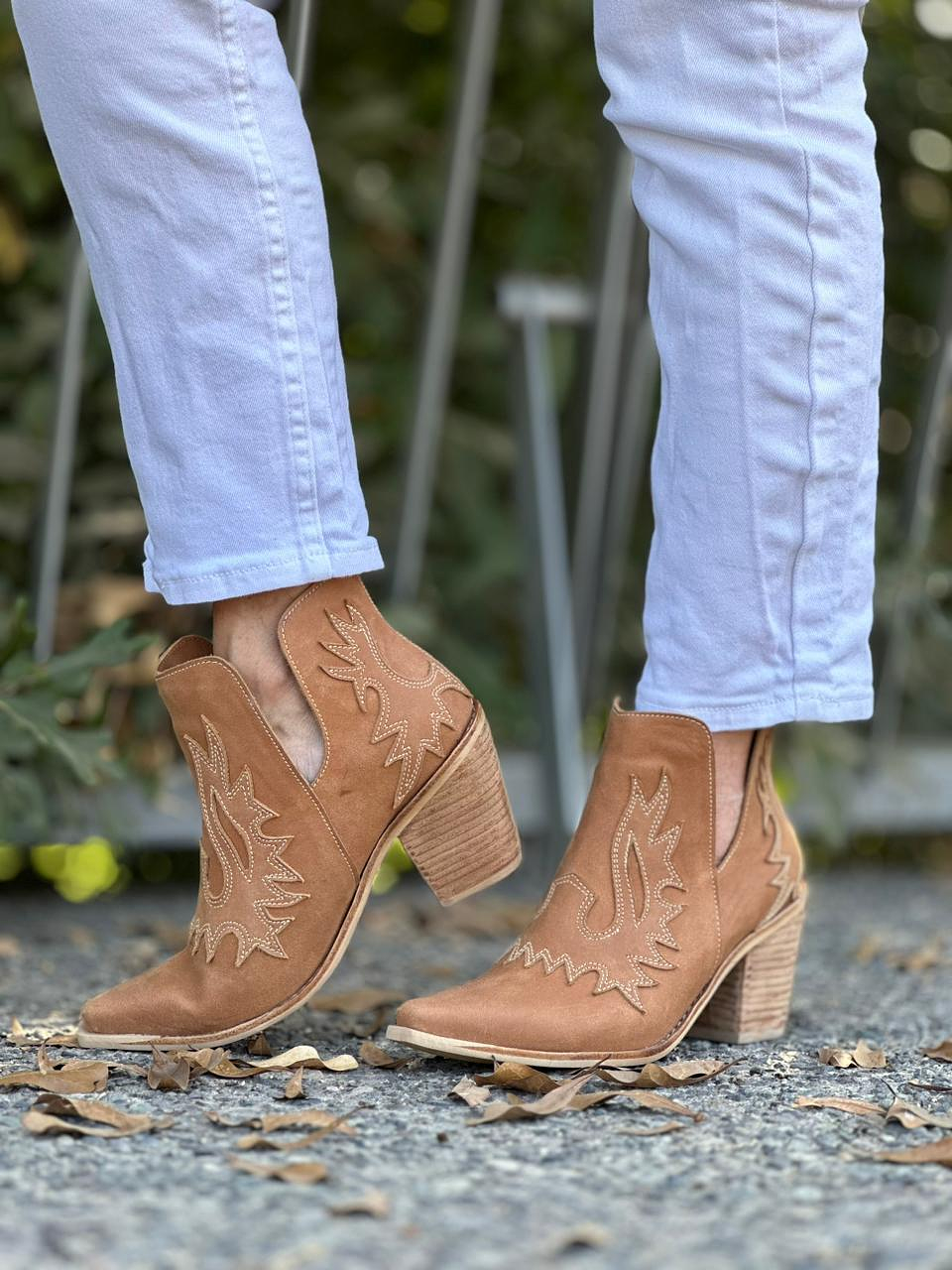Betzabe Cuero Camel 1