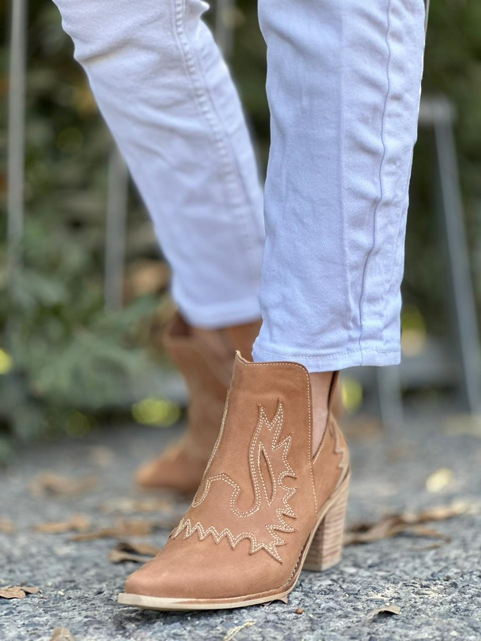 Betzabe Cuero Camel 3