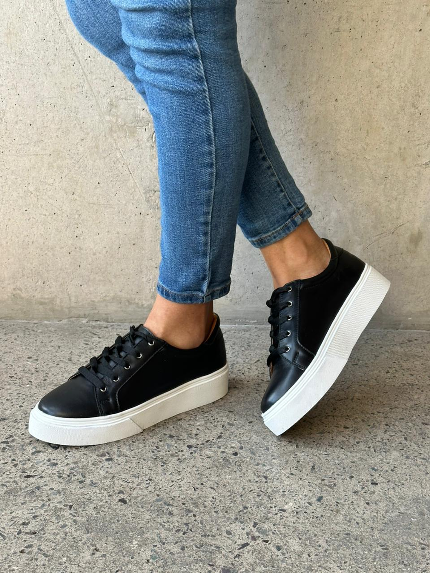 Valeria Cuero Negro 1