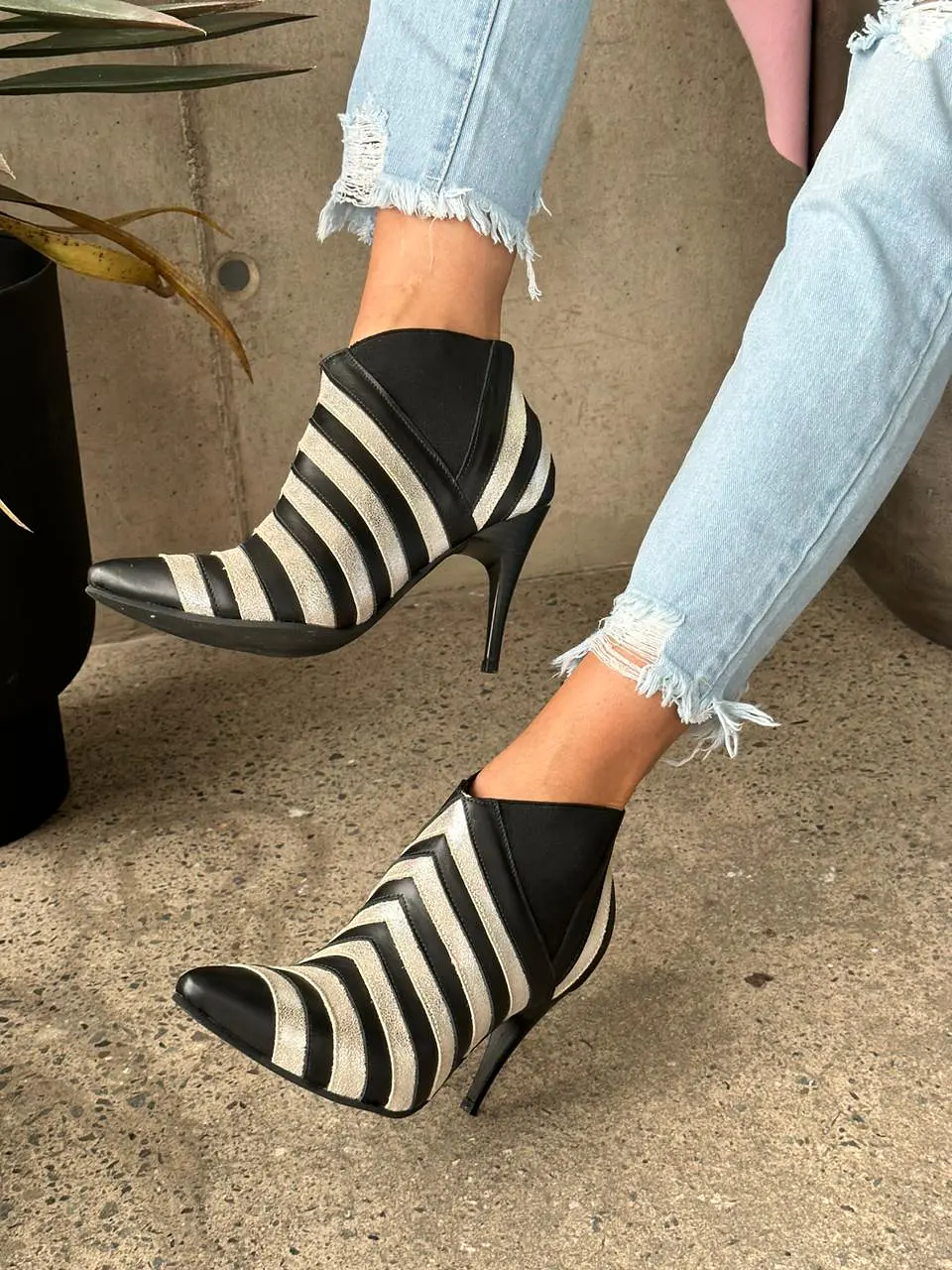 Botin Crisantemo Negro- dorado 3