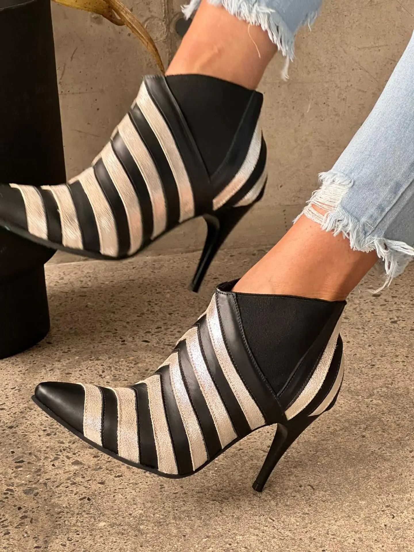 Botin Crisantemo Negro- dorado 1