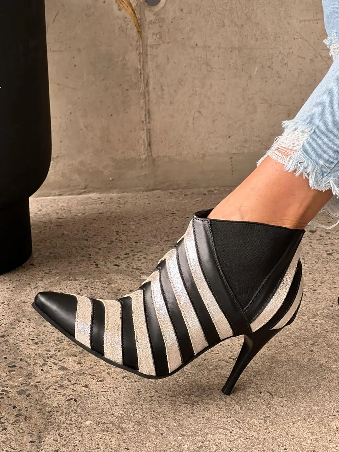 Botin Crisantemo Negro- dorado 4