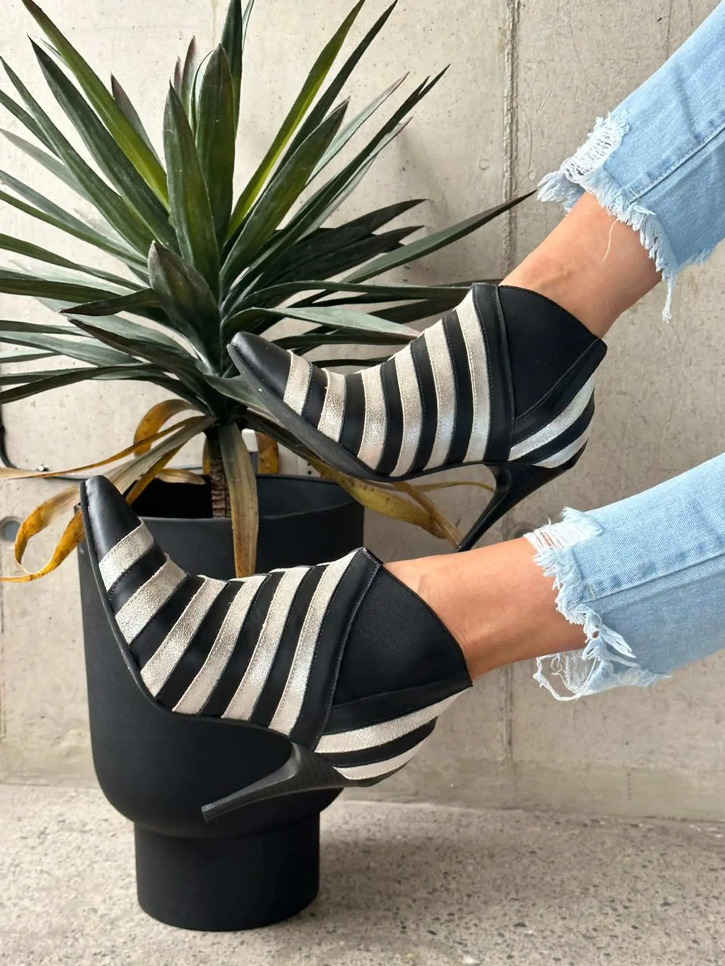 Botin Crisantemo Negro- dorado 5