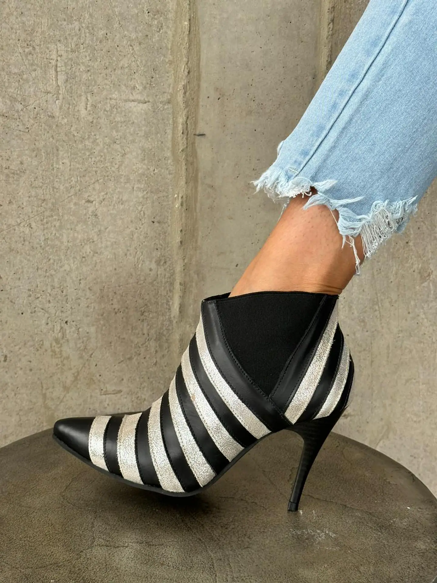 Botin Crisantemo Negro- dorado 7