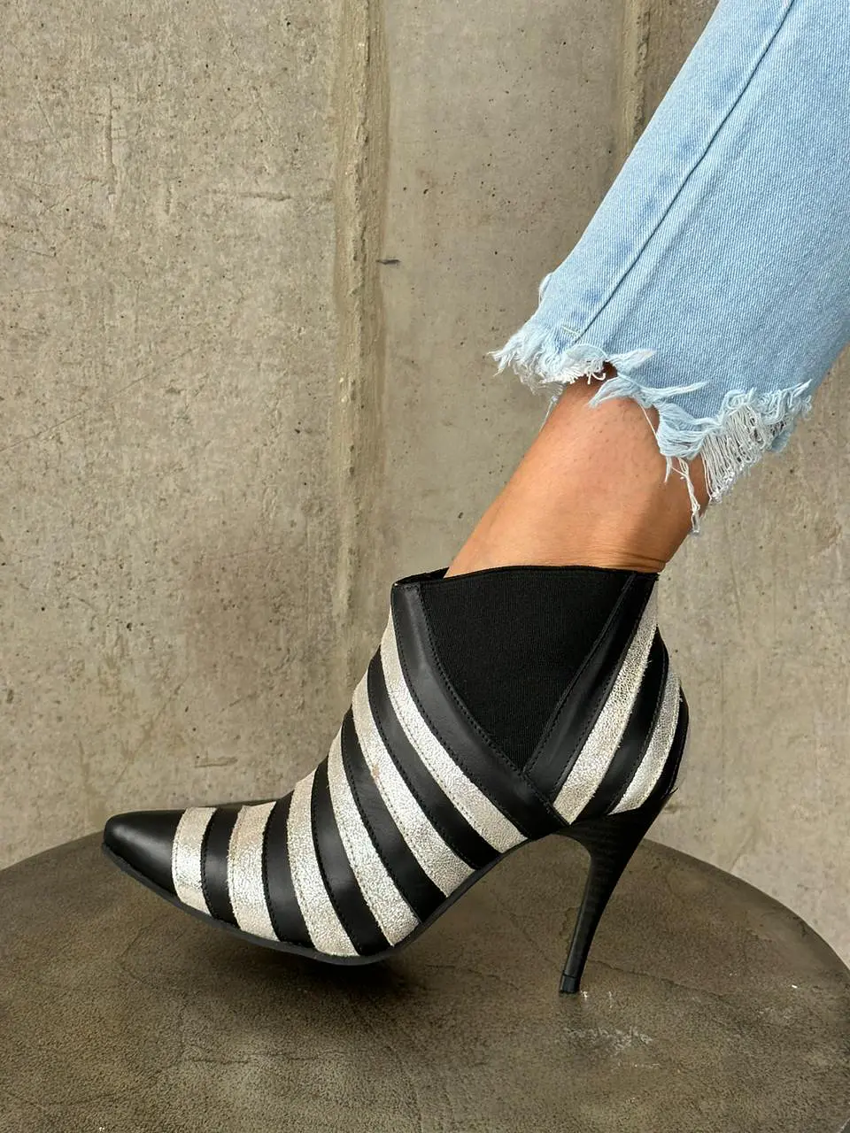 Botin Crisantemo Negro- dorado 7