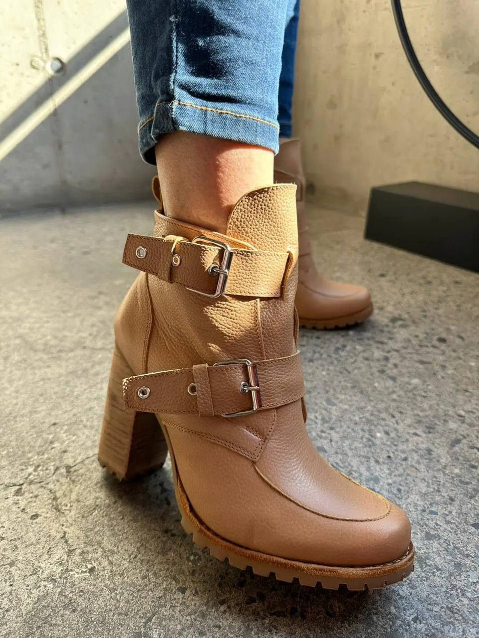 Botín Eva Cuero Camel 1