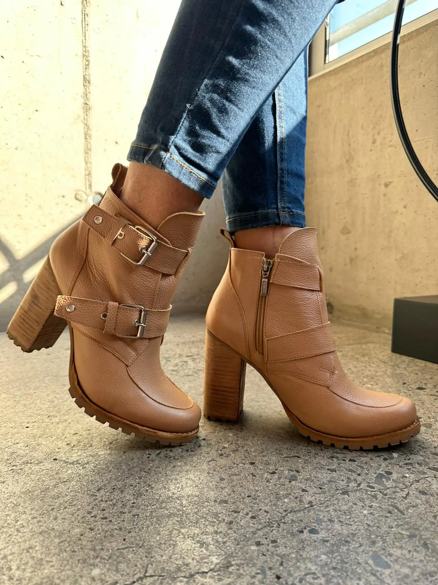 Botín Eva Cuero Camel 2