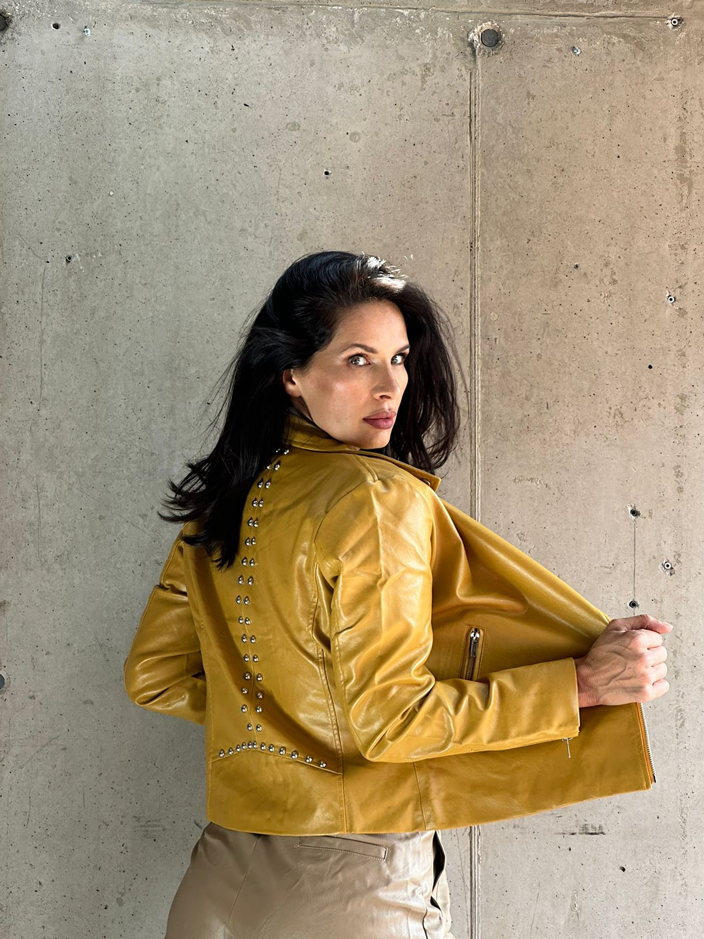 Chaqueta Ecocuero Mostaza Tachas 1