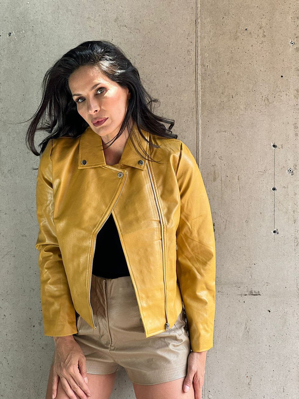 Chaqueta Ecocuero Mostaza Tachas 2