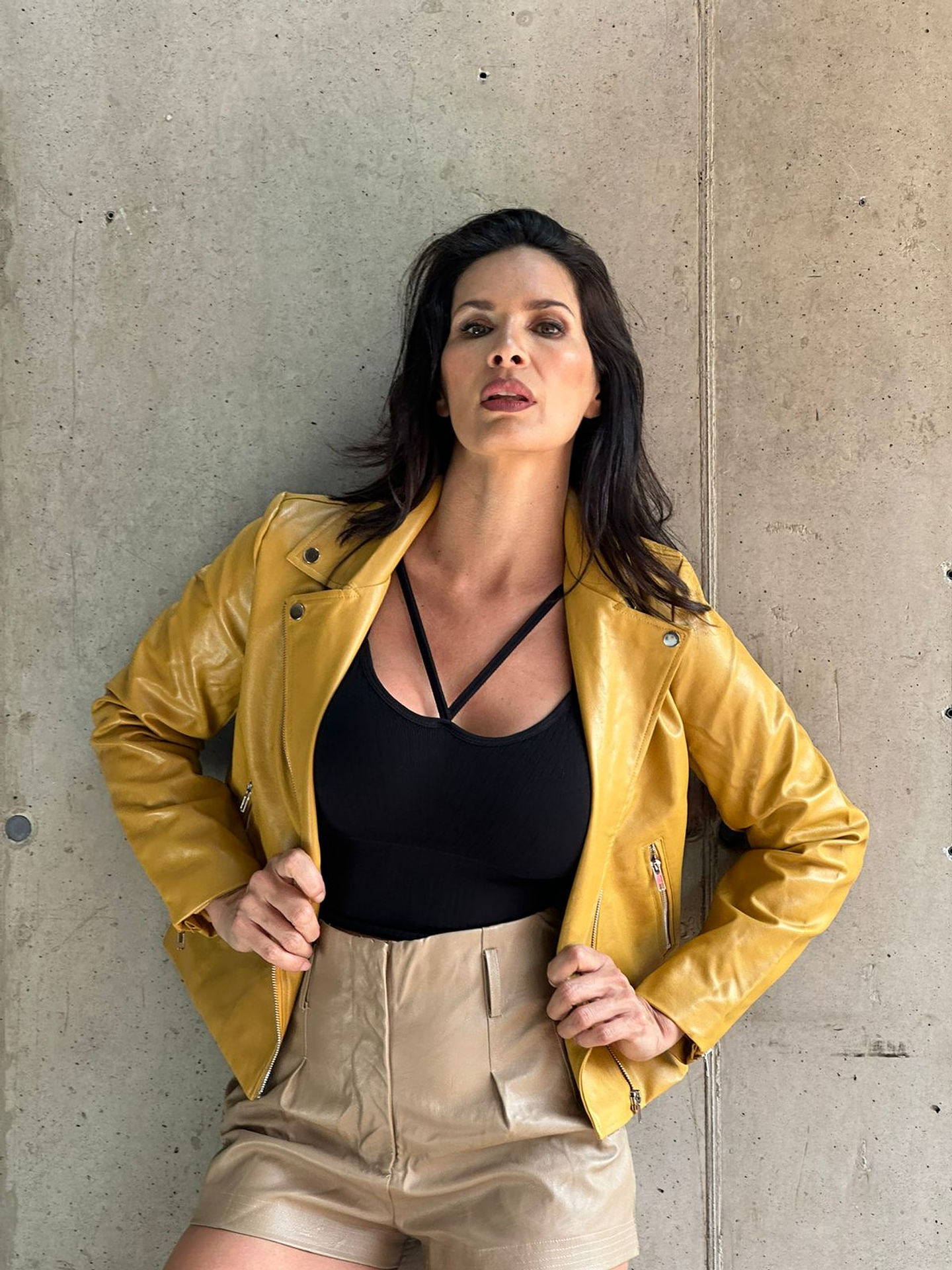 Chaqueta Ecocuero Mostaza Tachas 3