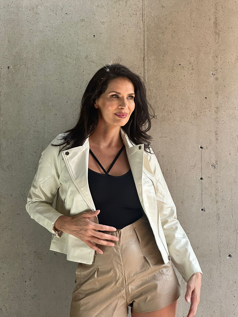 Chaqueta Ecocuero Beige Tachas 3