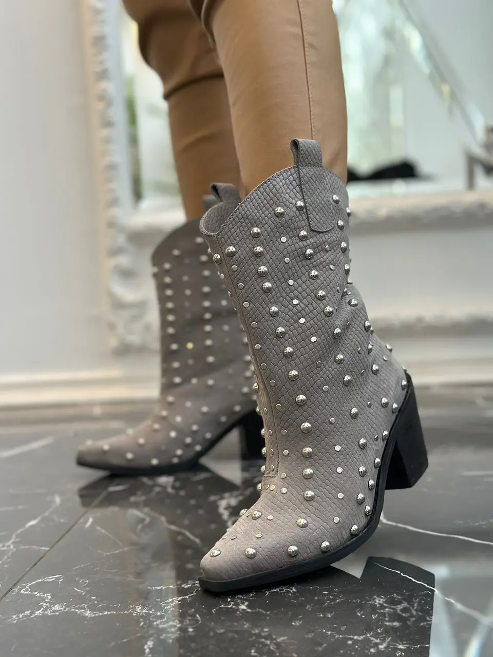 Agustina Cuero Gris 1