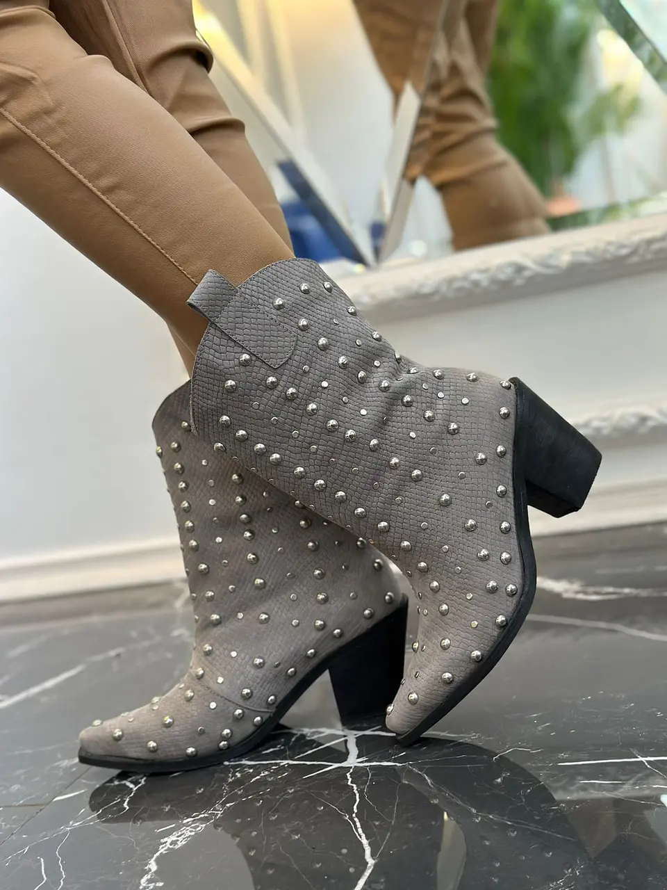 Agustina Cuero Gris 2