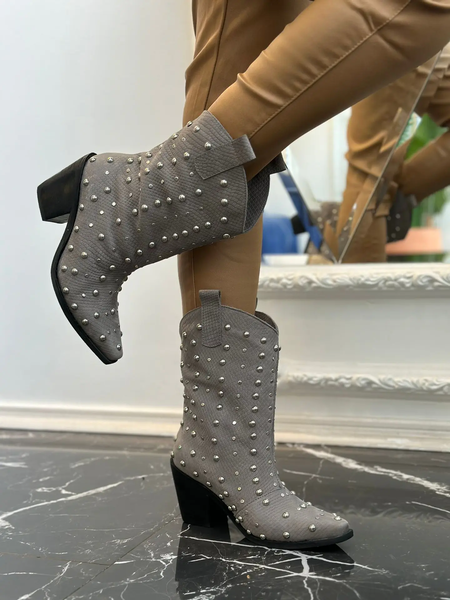 Agustina Cuero Gris 3