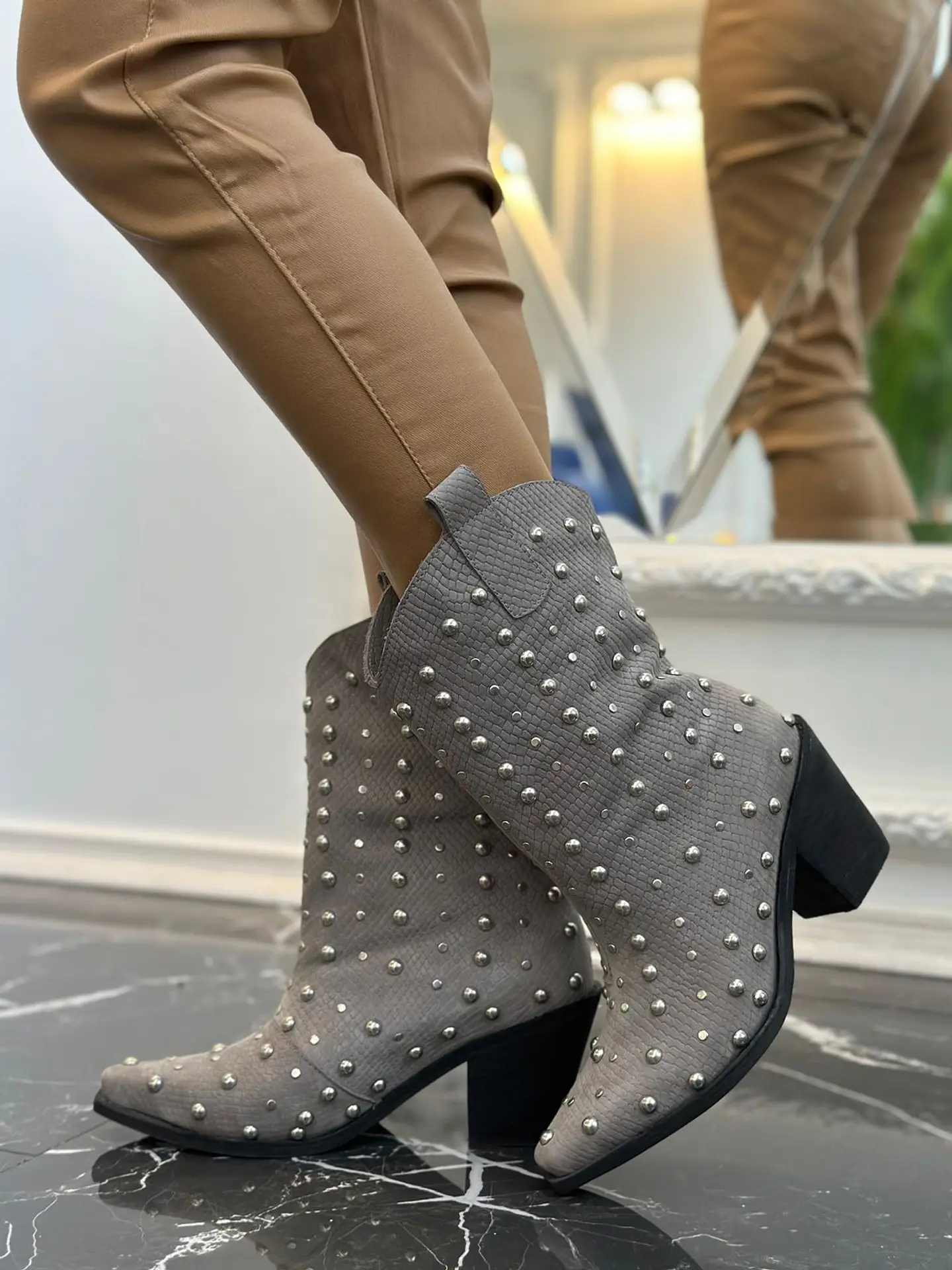 Agustina Cuero Gris 4