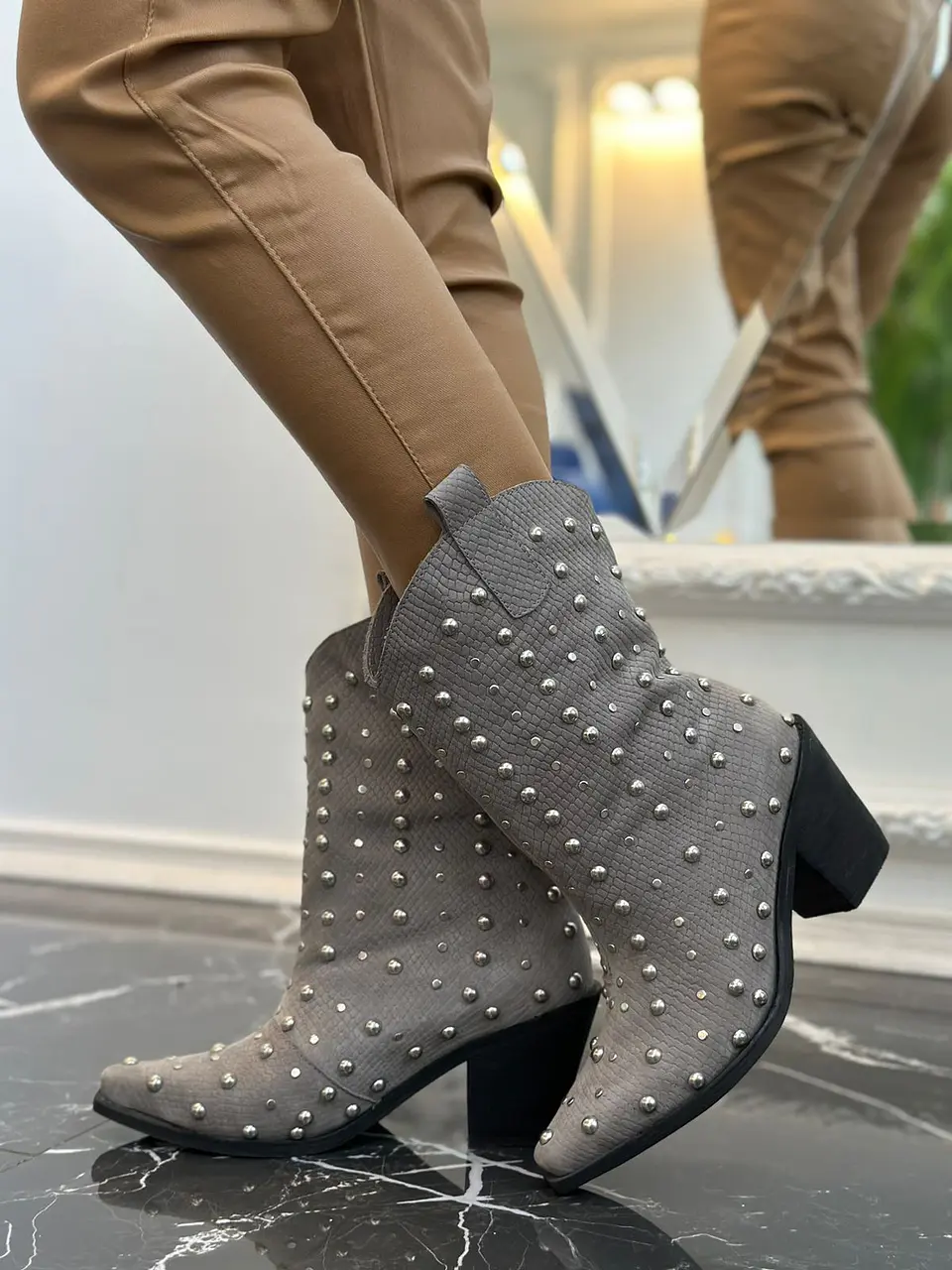 Agustina Cuero Gris 4