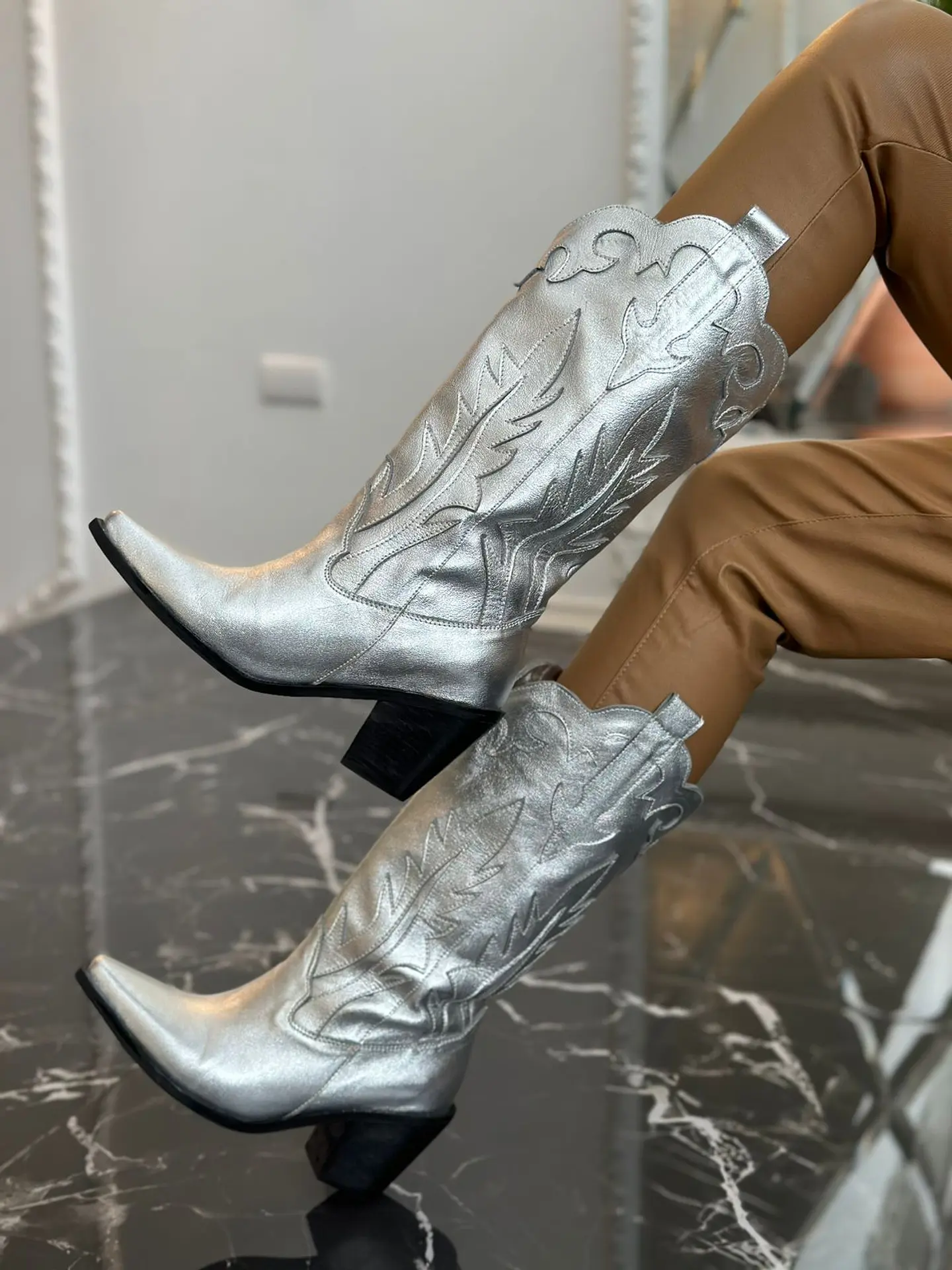 Ale Cuero Plata 1