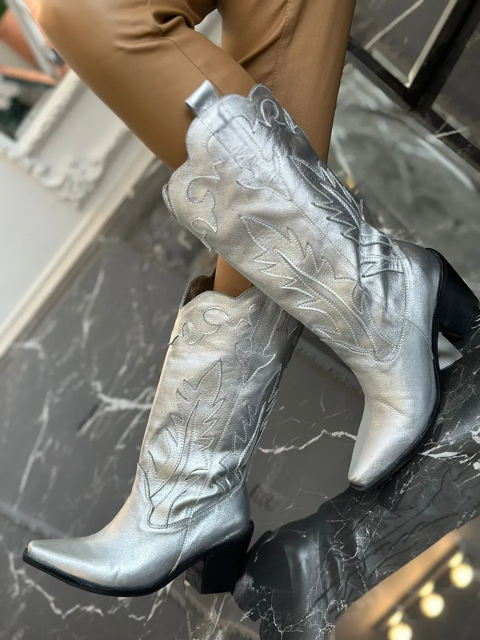 Ale Cuero Plata 3
