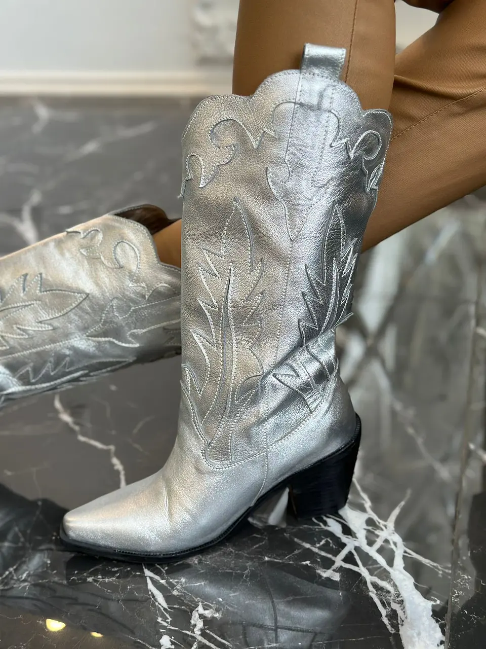 Ale Cuero Plata 4