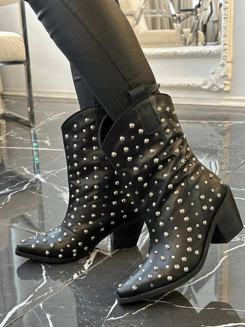 Agustina Cuero Negro