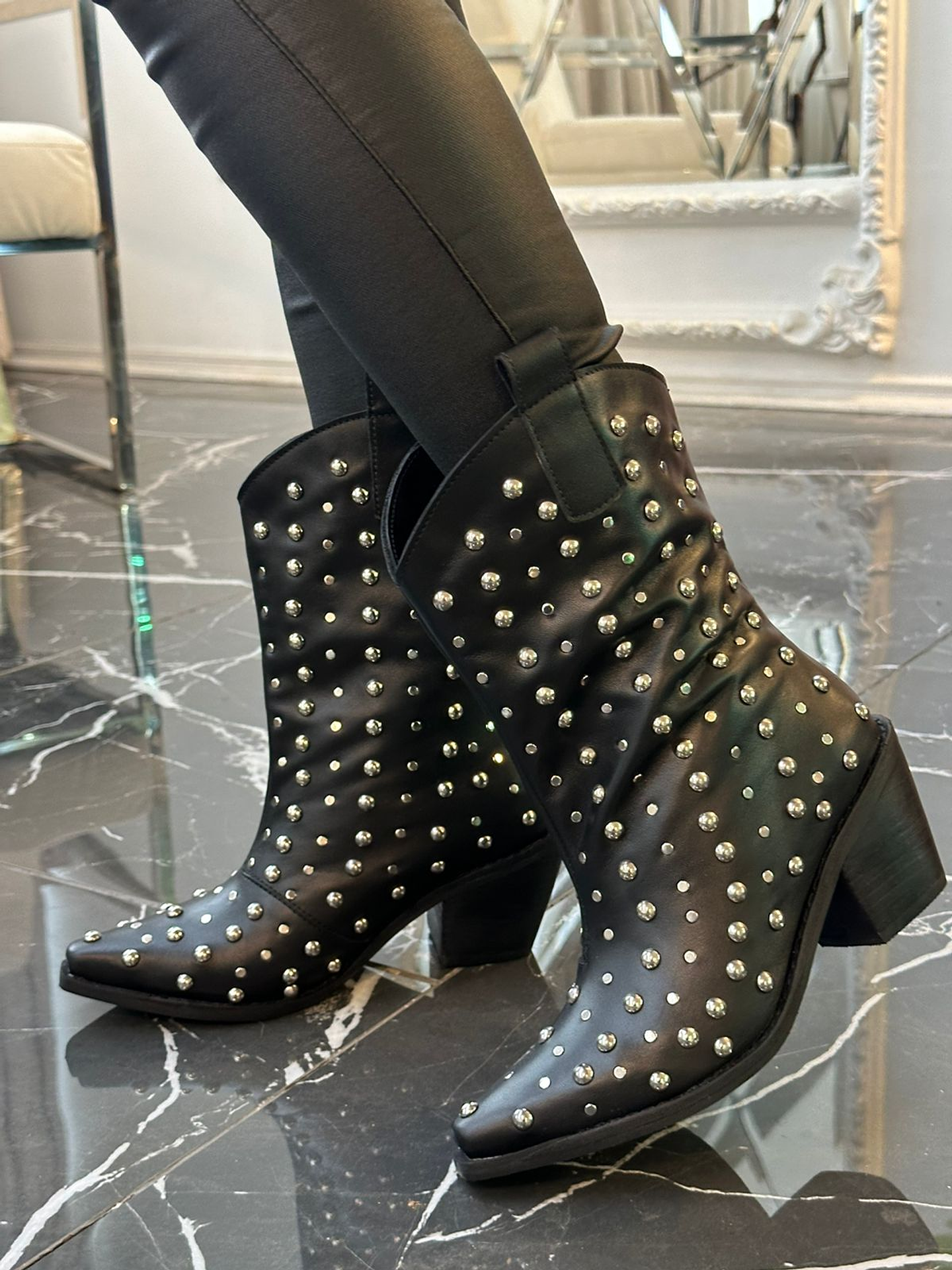 Agustina Cuero Negro 1