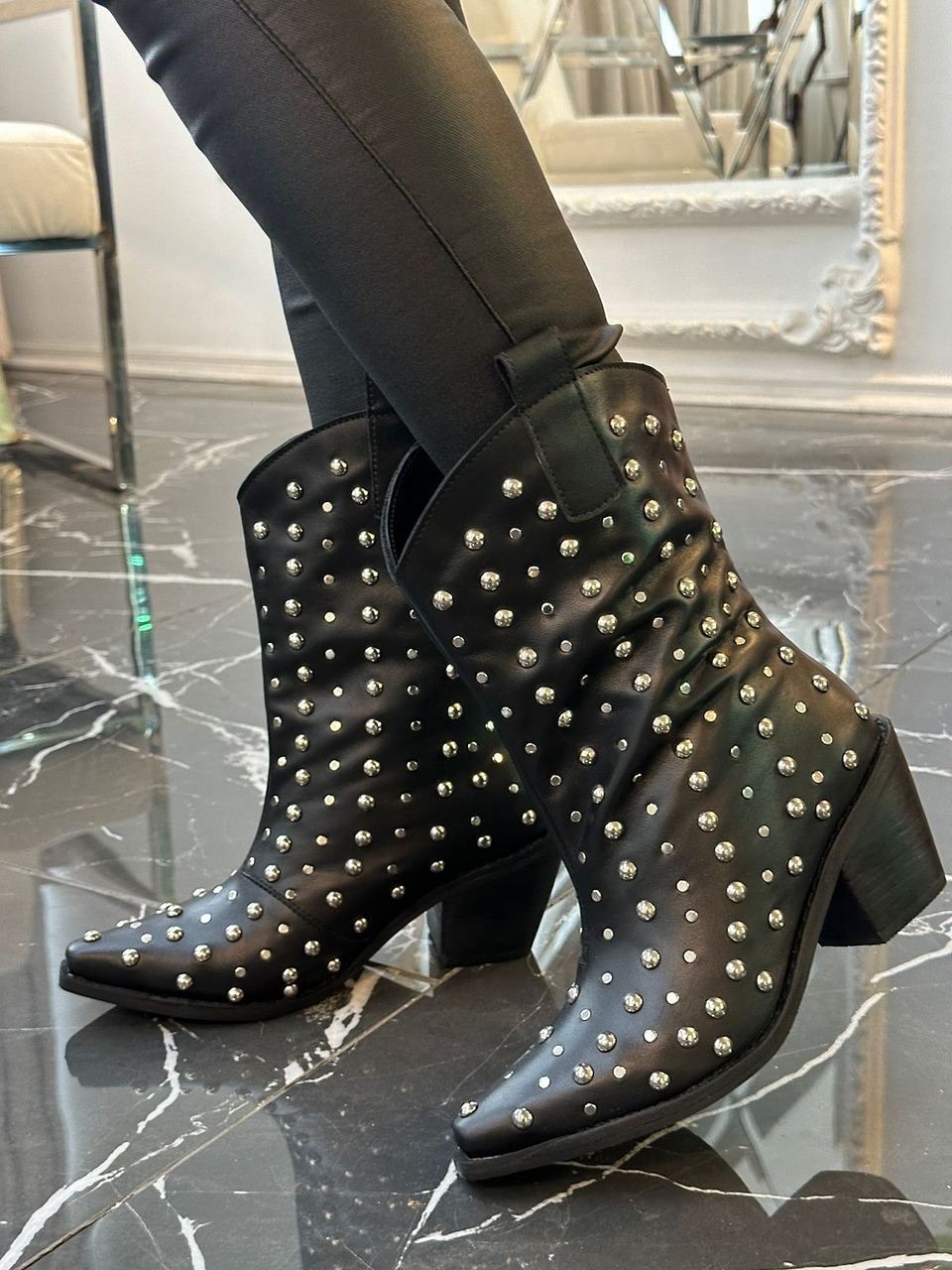 Agustina Cuero Negro 1