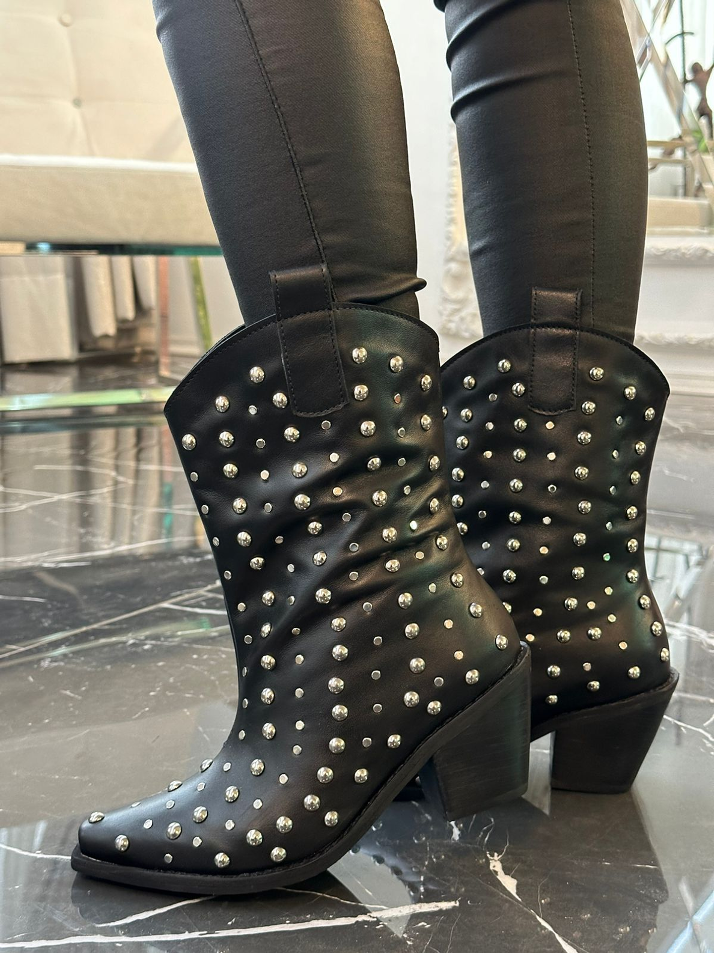 Agustina Cuero Negro 2