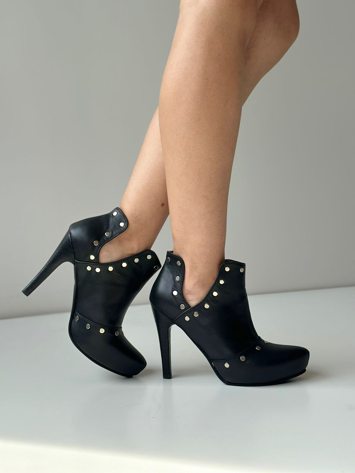 Barcelona cuero negro tachas 1