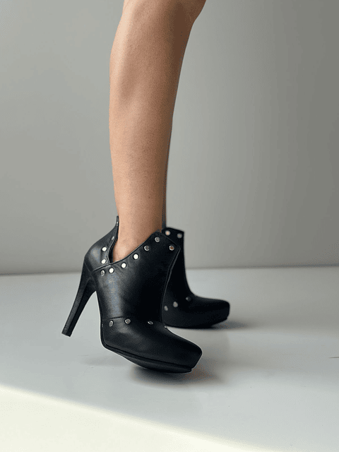 Barcelona cuero negro tachas