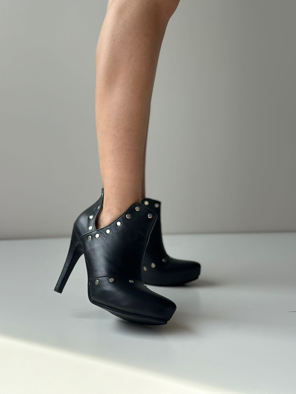 Barcelona cuero negro tachas 2