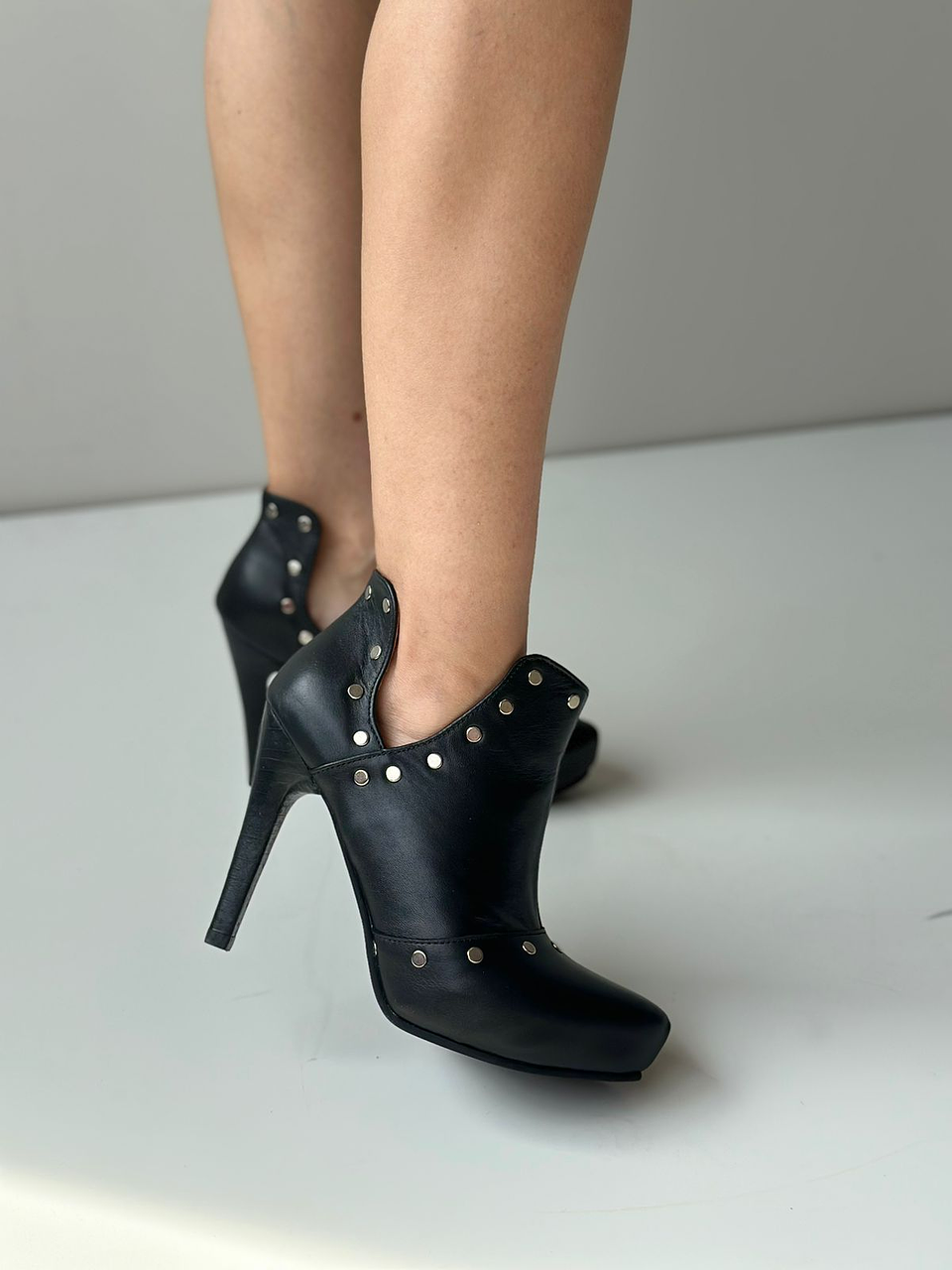 Barcelona cuero negro tachas 3