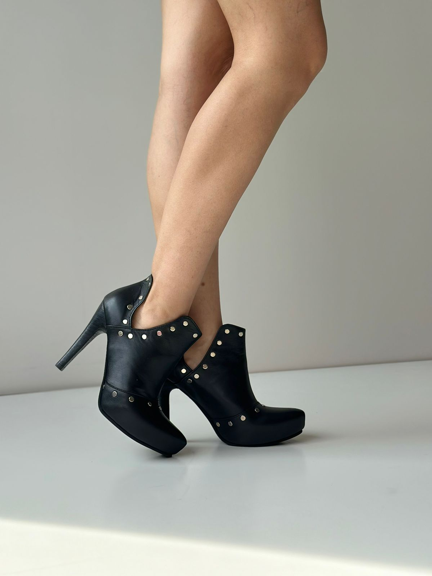 Barcelona cuero negro tachas 4