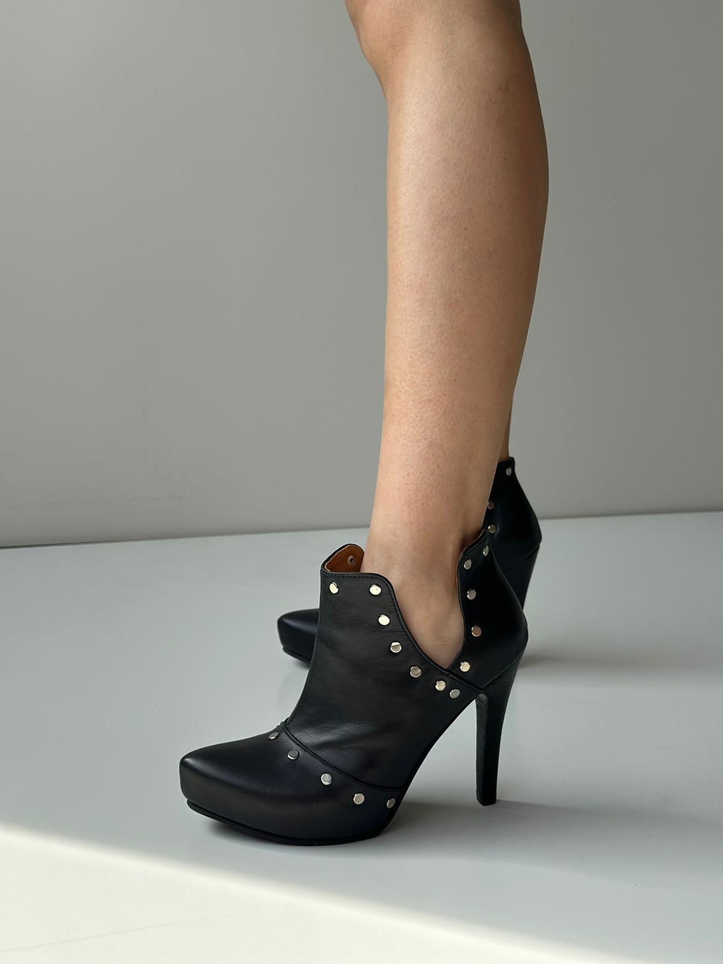 Barcelona cuero negro tachas 5