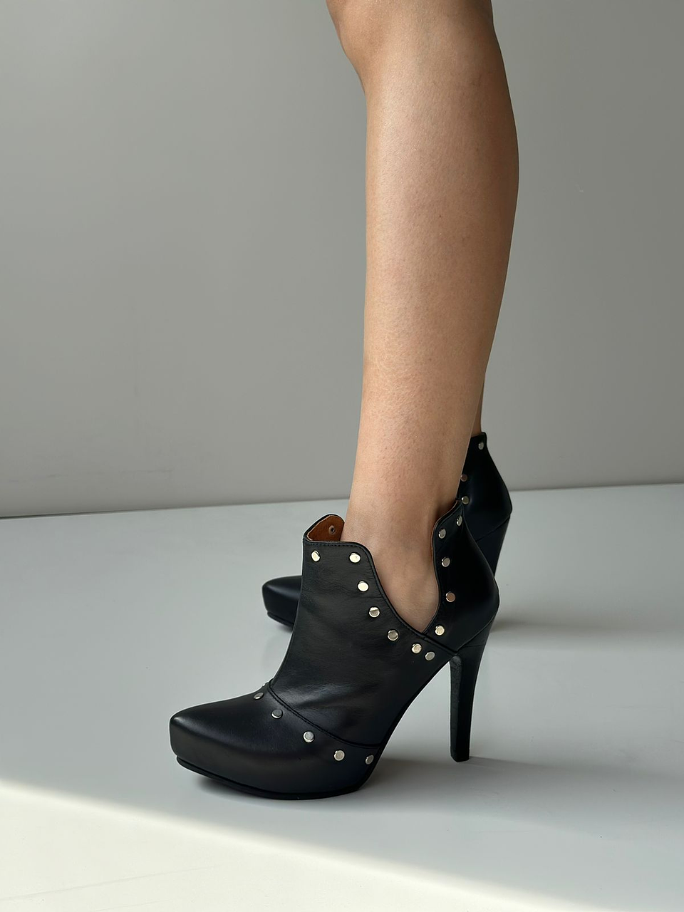 Barcelona cuero negro tachas 5