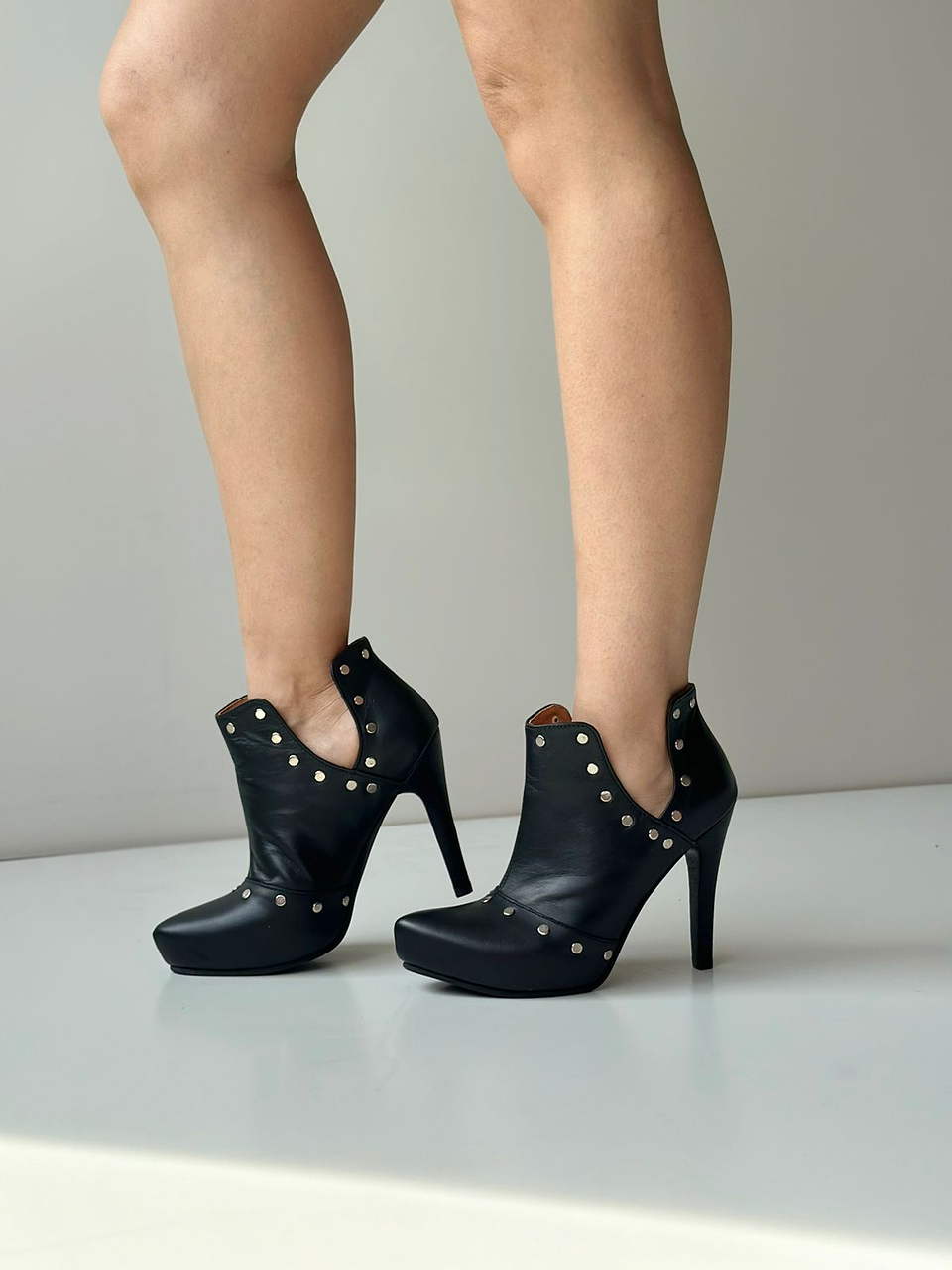 Barcelona cuero negro tachas 7