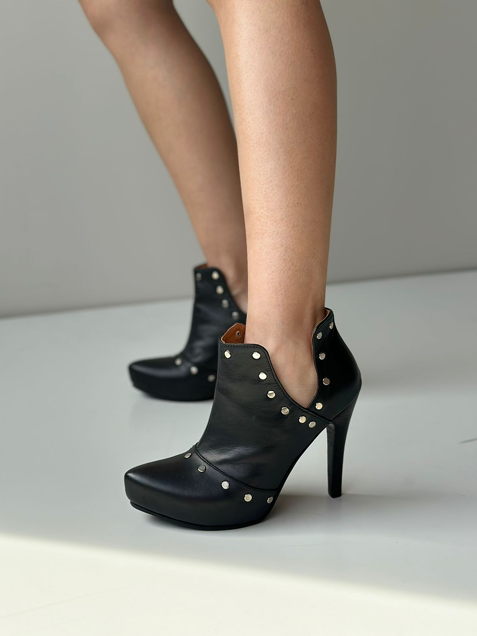 Barcelona cuero negro tachas 8